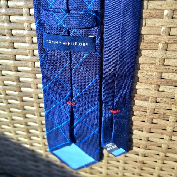 Tommy Hilfiger 100% Silk Mens Tie Blue Diamond Check Geometric Pattern NWOT - Picture 2 of 4